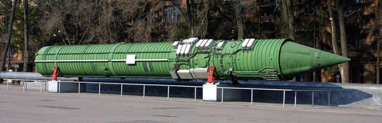 Макет ракеты 15А16 в ТПК на территории ЮМЗ